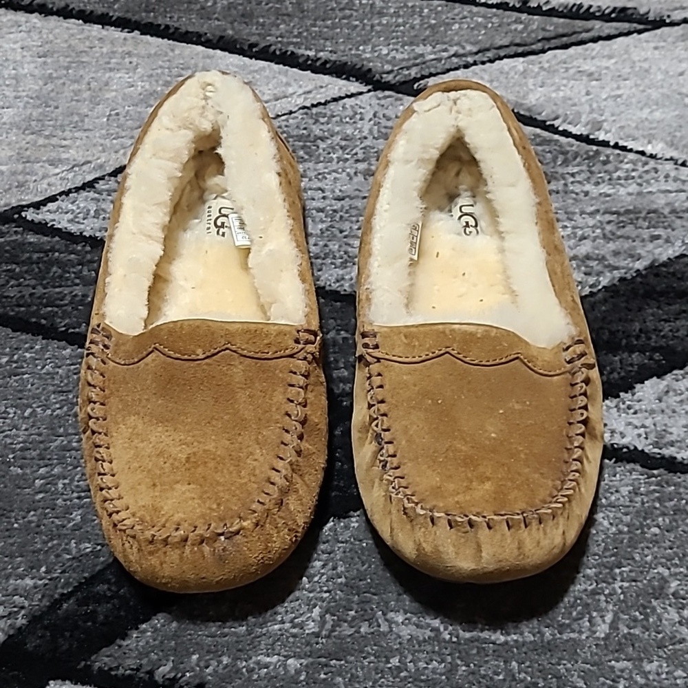 UGG AUSTRALIA CHESTNUT LEATHER EMBOSSED LOGO SHEEPSKIN SLIPPERS MOCCASINS